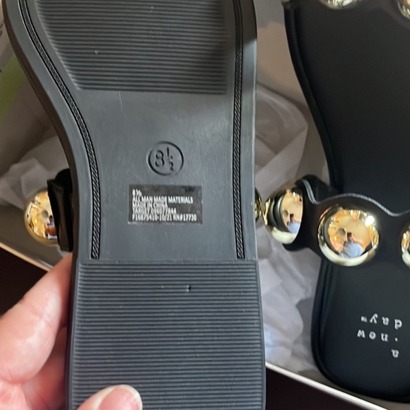 Cute brand new never worn sandals - Picture 2 of 2